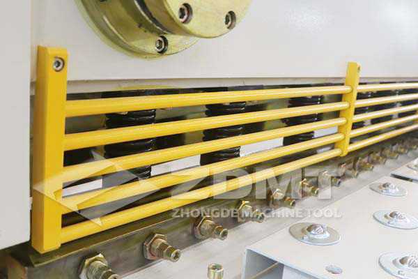 簡(jiǎn)易式防護(hù)柵欄.jpg 簡(jiǎn)易式防護(hù)柵欄.jpg