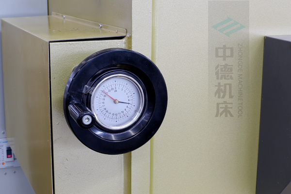ZDG-632刀片間隙調(diào)節(jié)裝置，設(shè)置在機(jī)架前面，并有刻度顯示，調(diào)節(jié)方便.jpg