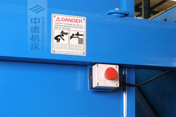 ZDSK-1232剪板機(jī)后部緊急停止按鈕，最大程度保障工人安全.jpg