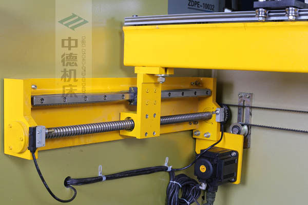 ZDPK-10032X軸配有滾珠絲桿及直線導軌，大功率伺服電機，鋼絲同步帶，能顯著提升X軸定位精度及速度